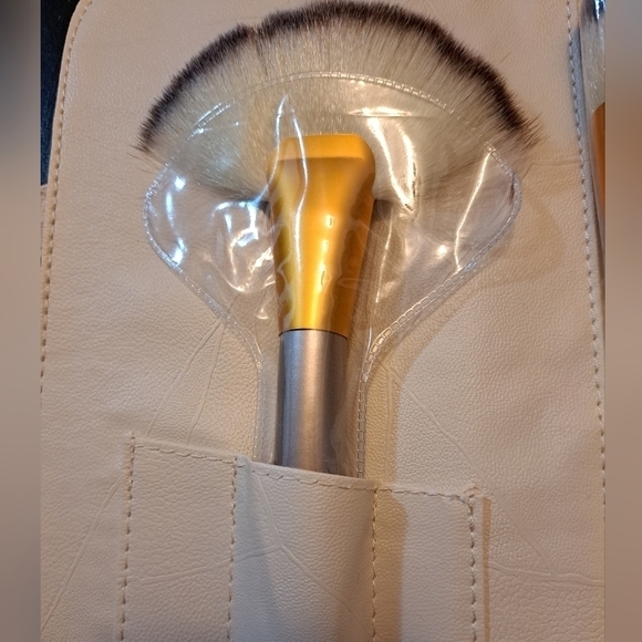 24 Piece Makeup Brushes In A Folding Carrying Case - Picture 5 of 10